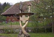 Holzskulptur im Pfarrgarten Ostern 2003