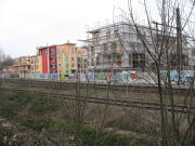 Blick nach Nordwesten ber die Hllentalbahn in FR-Wiehre am 1.4.2007 - mediterrans Wohnen hinter Graffiti