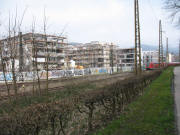 Blick nach Nordosten ber die Hllentalbahn in FR-Wiehre am 1.4.2007 - Neubauwohnen hinter Graffiti