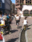 Zweiradstadt auch in der Fugngerzone am Rathaus: Moped, Velo und im Bchle radeln am 15.8.2007