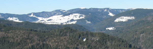 Tele-Blick von Hchenschwand nach Nordwesten auf Bernau, Herzogenhorn (Mitte) und Feldberg (rechts) am 21.12.2007