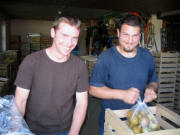 Tobias und Nadav - die freundlichen und stets hilfsbereiten Erntehelfer am Versuchsgarten - hier beim Obstverkauf
