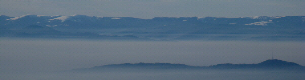 Tele-Blick vom Kandel nach Westen ber Kaiserstuhl (Totenkopf rechts) und Rheintal-Nebel zu den Vogesen am 22.12.2007