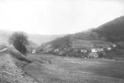 Blick nach Sden ins Kappler Tal um 1904: Kirche (rechts) und Gasthaus zum Kreuze (Mitte hinten)