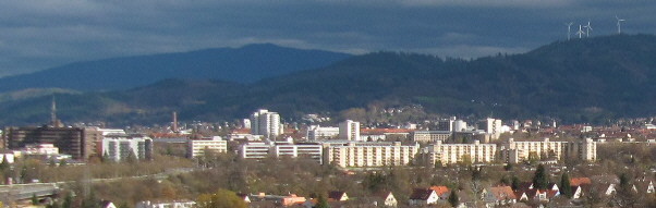 Buggi 50 am 13.11.2010 in Weingarten: Blick nach Nordosten ber Freiburg zu Rokopf (rechts) und Kandel (Mitte oben)