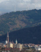 Tele-Blick vom Weinberg in St.Georgen nach Nordosten bers Freiburger Mnster-zu den Rokopf-Windrdern am 7.11.2010