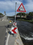 Neue Zufahrt zur Ochsenbrcke am 20.8.2011 - Blick nach Westen: Nicht ins Wasser fallen!